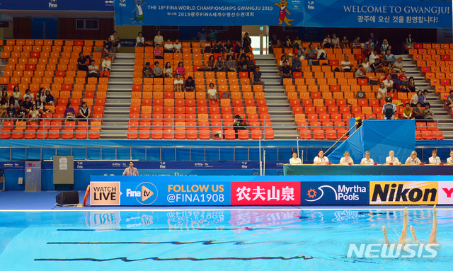 【광주=뉴시스】변재훈 기자 = 16일 오후 광주 서구 염주종합체육관 아티스틱수영경기장에서 2019 광주세계수영선수권대회 아티스틱수영 듀엣 프리루틴 예선 경기가 열리는 가운데 관중석이 한산한 모습을 보이고 있다. 2019.07.16.wisdom21@newsis.com