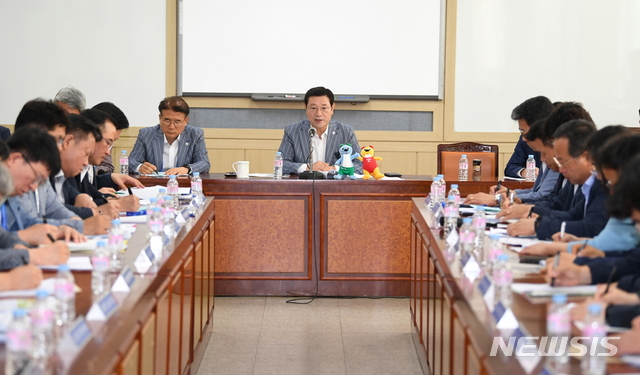 【광주=뉴시스】구길용 기자 = 이용섭 광주시장은 16일 오전 광주세계수영선수권대회 주경기장이 있는 남부대의 삼애관 대회의실에서 현장 확대간부회의를 가졌다. 2019.07.16. (사진=광주시 제공)kykoo1@newsis.com