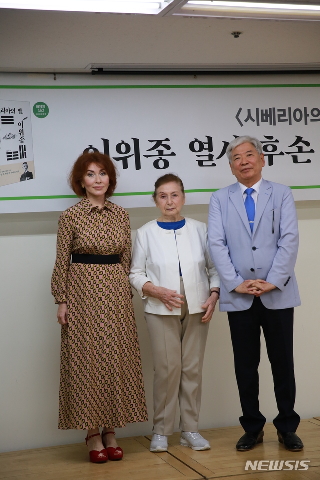 왼쪽부터 율리아 피스쿨로바, 루드밀라 예피모바, 이승우