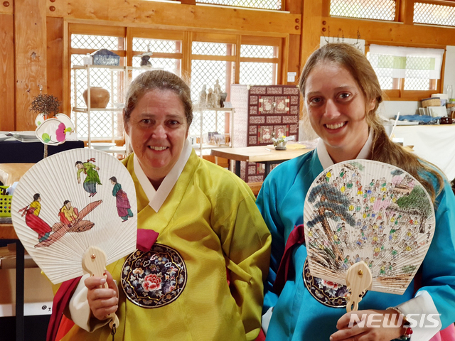 【광주=뉴시스】맹대환 기자 = 2019광주세계수영선수권대회 경영경기에 참가한 세인트키츠네비스 제니퍼 하딩말린(27·여·오른쪽) 선수와 어머니가 16일 광주전통문화관에서 관광을 하고 있다. 2019.07.16 (사진=조직위 제공)mdhnews@newsis.com