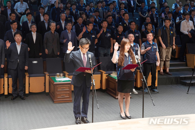 【원주=뉴시스】권순명 기자 = 국민건강보험공단(이사장 김용익)은 16일 공단 회의실에서 직장 내 괴롭힘을 금지하는 개정 근로기준법 시행일을 맞아 노사가 공동으로 직원인권보호를 위한 '직원인권보호헌장'을 제정하고 선포식을 하고 있다.2019.07.16.(사진=국민건강보험공단 제공)gsm@newsis.com