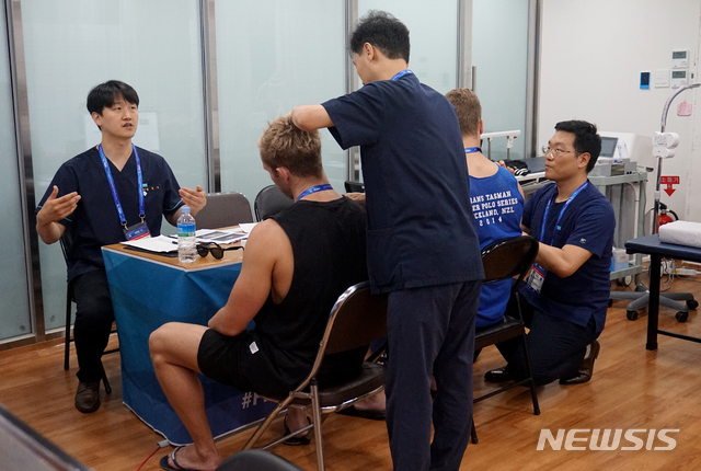 【광주=뉴시스】신대희 기자 = 16일 광주세계수영선수권대회 조직위원회에 따르면, 광주 광산구 우산동 선수촌의 문을 연 5일부터 15일까지 선수촌 메디컬센터 내원환자 779명 중 255명이 한의과 진료실을 찾았다. 사진은 한의사들이 각국 선수들을 진료하고 있는 모습. 2019.07.16. (사진 = 광주세계수영대회 선수촌 메디컬센터 한의과 진료실 제공) photo@newsis.com