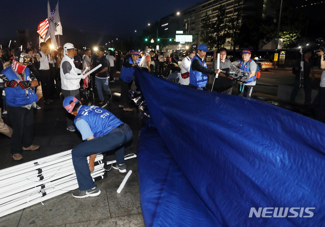 【서울=뉴시스】최동준 기자 = 16일 오전 서울 광화문광장에서 우리공화당 관계자들이 천막을 자진 철거 하고 있다. 2019.07.16.&nbsp; photocdj@newsis.com