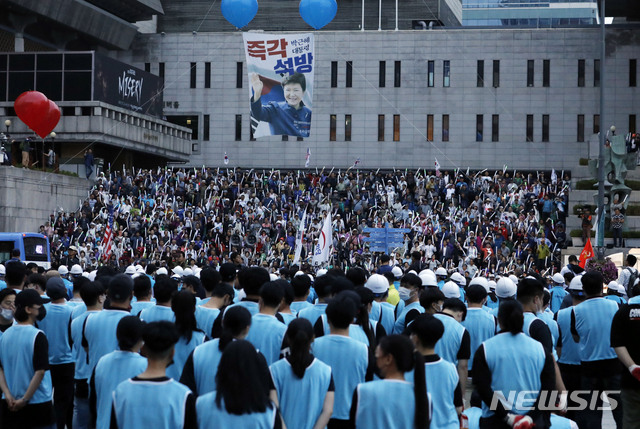【서울=뉴시스】최동준 기자 = 16일 서울 광화문광장과 세종문화회관 계단에서 각각 서울시와 용역업체 관계자들, 우리공화당 지지자들이 대치하고 있다. 우리공화당은 광화문광장 천막을 자진 철거한 뒤 세종문화회관 앞 인도에 다시 천막을 설치 했다. 2019.07.16. photocdj@newsis.com