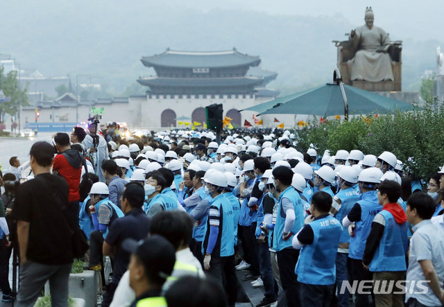 【서울=뉴시스】최동준 기자 = 16일 서울 광화문광장에서 서울시와 용역업체 관계자들이 우리공화당의 천막에 대한 행정대집행을 하기 위해 대기하고 있다. 2019.07.16.&nbsp; photocdj@newsis.com