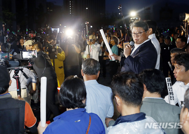 【서울=뉴시스】최동준 기자 = 조원진 우리공화당 공동대표가 16일 오전 서울 광화문광장에서 천막을 자진 철거한 뒤 발언하고 있다. 2019.07.16. photocdj@newsis.com