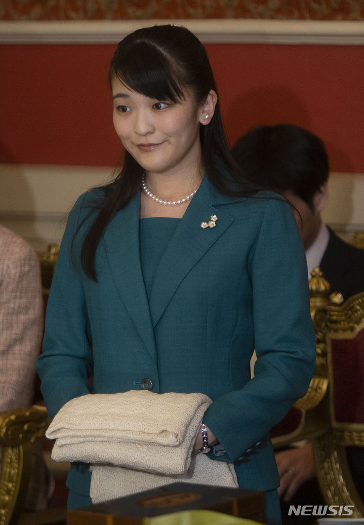 [라파스(볼리비아)=AP/뉴시스]2019년 7월 15일 볼리비아 라파스의 대통령궁에서 열린 행사에 참가한 일본 마코 공주. 2021.10.01.