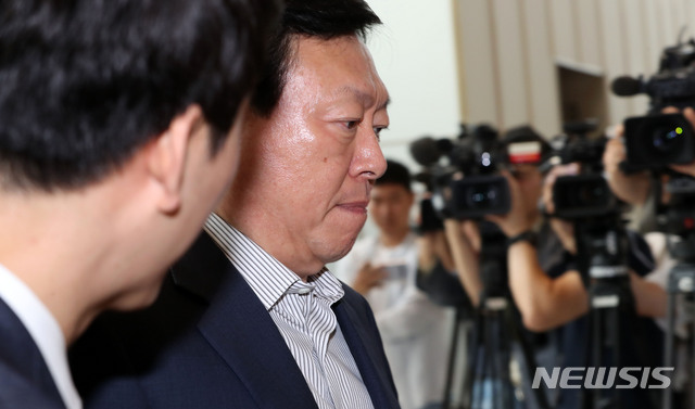 【서울=뉴시스】박주성 기자 = 롯데그룹 신동빈 회장이 16일 오전 서울 송파구 롯데월드타워에서 열린 사장단 회의에 참석하며 취재진의 질문을 받고 있다. 2019.07.16. park7691@newsis.com