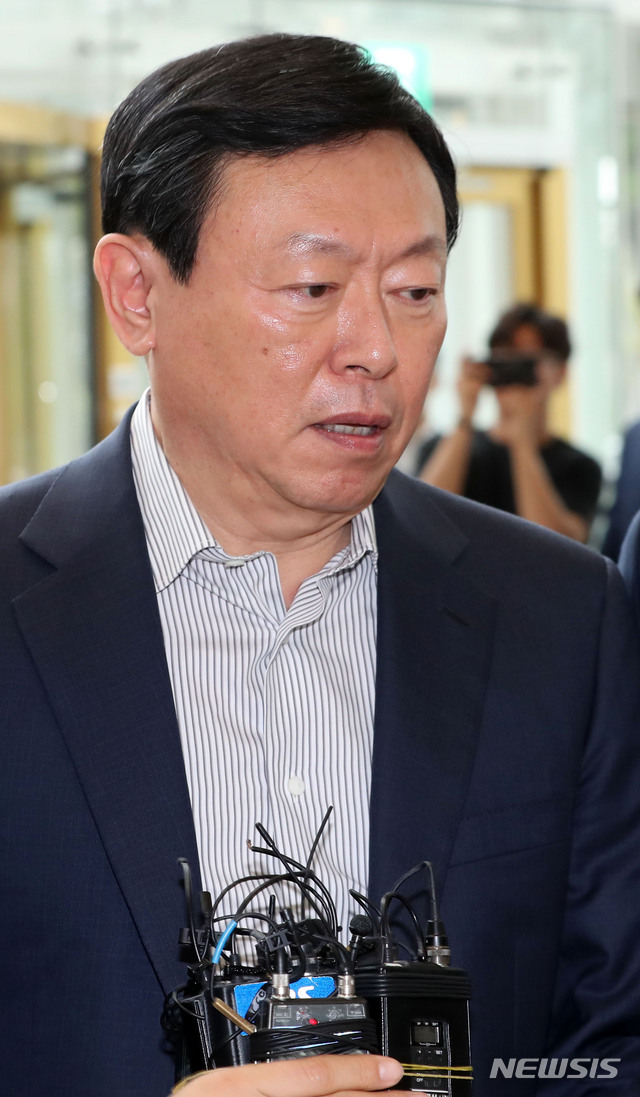 【서울=뉴시스】박주성 기자 = 롯데그룹 신동빈 회장이 16일 오전 서울 송파구 롯데월드타워에서 열린 사장단 회의에 참석하며 취재진의 질문을 받고 있다. 2019.07.16.&nbsp; park7691@newsis.com