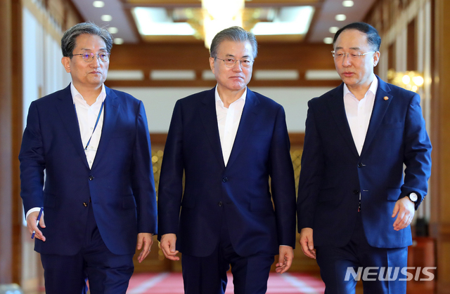 【서울=뉴시스】전신 기자 = 문재인 대통령이 16일 청와대 본관 국무회의장으로 홍남기(오른쪽) 경제부총리 겸 기획재정부 장관, 노영민 비서실장과 함께 들어서고 있다. 2019.07.16.&nbsp; photo1006@newsis.com
