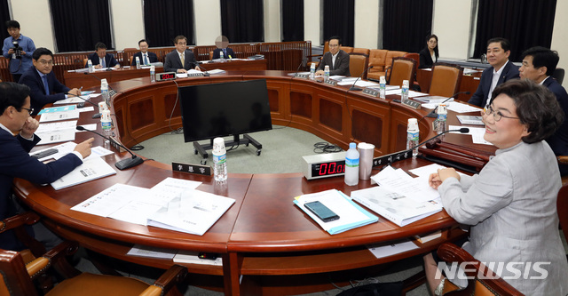 【서울=뉴시스】 박영태 기자 = 16일 오전 서울 여의도 국회에서 열린 정보위원회 전체회의가 서훈 국가정보원장이 참석한 가운데 열리고 있다. 2019.07.16.since1999@newsis.com