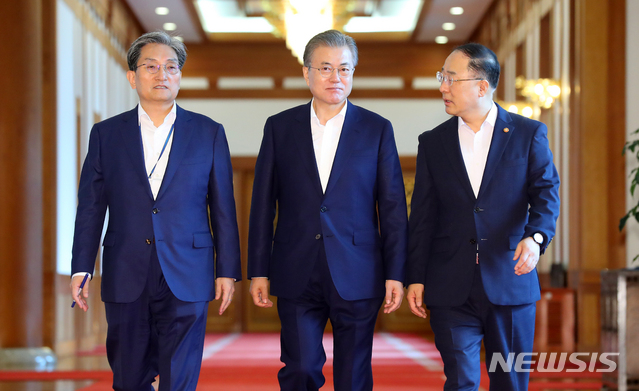 【서울=뉴시스】전신 기자 = 문재인 대통령이 16일 청와대 본관에서 열린 국무회의에 참석하고 있다. 왼쪽부터 노영민 비서실장, 문 대통령, 홍남기 경제부총리. 2019.07.16. photo1006@newsis.com