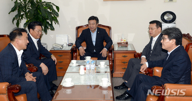 【서울=뉴시스】 고승민 기자 = 16일 오전 서울 여의도 국회에서 여야 5당 사무총장이 문재인 대통령과 5당 대표의 회담의제를 논의하고 있다. 왼쪽부터 정의당 권태홍, 자유한국당 박맹우, 더불어민주당 윤호중, 바른미래당 임재훈, 민주평화당 김광수. 2019.07.16. photo@newsis.com