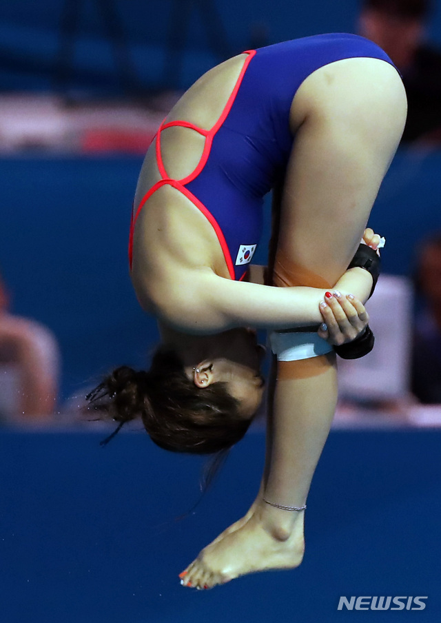 【광주=뉴시스】이영환 기자 = 16일 오전 광주 광산구 남부대학교 시립국제수영장에서 열린 2019 광주세계수영선수권대회 여자 10m 플랫폼 예선, 한국 문나윤이 다이빙 연기를 선보이고 있다. 2019.07.16. 20hwan@newsis.com