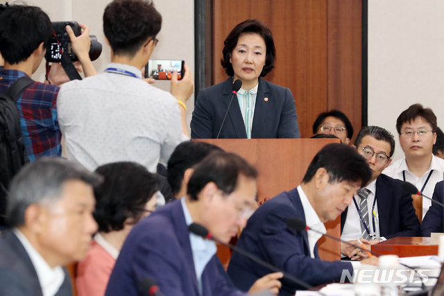 【서울=뉴시스】이종철 기자 = 16일 서울 여의도 국회에서 열린 산업통상자원중소벤처기업위원회 전체회의에 출석한 박영선 중소벤처기업부 장관이 업무 보고를 하고 있다. 2019.07.16. jc4321@newsis.com