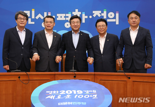 【서울=뉴시스】고승민 기자 = 더불어민주당 윤호중 사무총장 등 여야 5당 사무총장이 16일 서울 여의도 국회 민주당대표실에서 문재인 대통령-5당 대표 회동 관련 의제에 대한 브리핑을 마치고 기념촬영하고 있다. 왼쪽부터 민주평화당 김광수, 바른미래당 임재훈, 민주당 윤호중, 자유한국당 박맹우, 정의당 권태홍 사무총장. 2019.07.16. kkssmm99@newsis.com