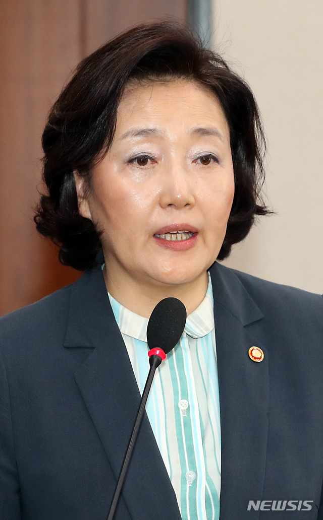 【서울=뉴시스】이종철 기자 = 16일 서울 여의도 국회에서 열린 산업통상자원중소벤처기업위원회 전체회의에 출석한 박영선 중소벤처기업부 장관이 업무 보고를 하고 있다. 2019.07.16.&nbsp; jc4321@newsis.com