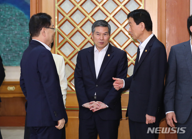 【서울=뉴시스】전신 기자 = 정의용 국가안보실장과 정경두 국방부 장관, 진영 행정안전부 장관이 16일 청와대 본관에서 열린 국무회의에 앞서 대화하고 있다. 2019.07.16. photo1006@newsis.com