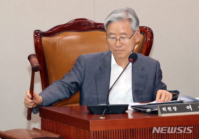 【서울=뉴시스】 박영태 기자 = 16일 오후 서울 여의도 국회에서 열린 법제사법위원회 전체회의를 여상규 법사위원장이 주재하고 있다. 2019.07.16.since1999@newsis.com