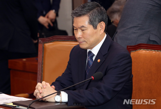 【서울=뉴시스】 박영태 기자 = 16일 오후 서울 여의도 국회에서 열린 법제사법위원회 전체회의에 정경두 국방부 장관이 참석해 앉아 있다. 2019.07.16. since1999@newsis.com