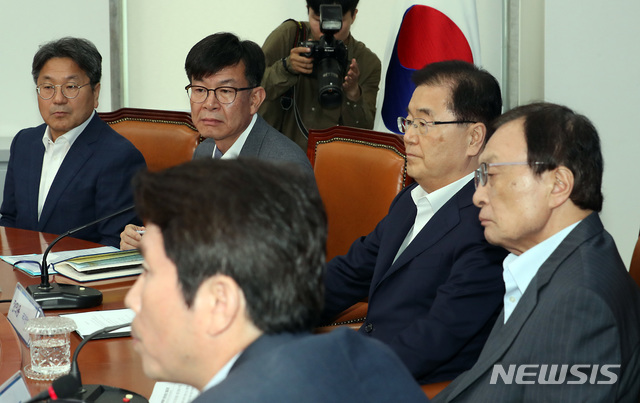 【서울=뉴시스】이종철 기자&nbsp; = 일본의 수출 규제에 대한 대응책을 논의하기 위해 더불어민주당과 청와대가 16일 서울 여의도 국회에서 개최한 연석회의에서 이인영 원내대표가 모두발언을 하고 있다. 2019.07.16. jc4321@newsis.com