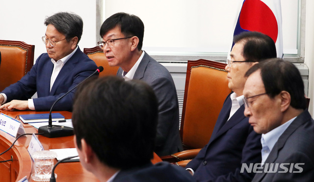 【서울=뉴시스】이종철 기자 = 일본의 수출 규제에 대한 대응책을 논의하기 위해 더불어민주당과 청와대가 16일 서울 여의도 국회에서 개최한 연석회의에서 김상조 정책실장이 모두발언을 하고 있다.  이 자리에는 당에서는 이해찬 대표와 이인영 원내대표, 당내 일본경제보복대책특별위원회 위원장인 최재성 의원 등이 참석했고 청와대에서는 김상조 정책실장과 정의용 국가안보실장, 강기정 정무수석이 참석했다. 2019.07.16.  jc4321@newsis.com 