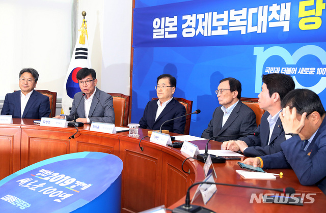【서울=뉴시스】이종철 기자 = 일본의 수출 규제에 대한 대응책을 논의하기 위해 더불어민주당과 청와대가 16일 서울 여의도 국회에서 개최한 연석회의에서 김상조 정책실장이 모두발언을 하고 있다. 이 자리에는 당에서는 이해찬 대표와 이인영 원내대표, 당내 일본경제보복대책특별위원회 위원장인 최재성 의원 등이 참석했고 청와대에서는 김상조 정책실장과 정의용 국가안보실장, 강기정 정무수석이 참석했다. 2019.07.16.&nbsp; jc4321@newsis.com