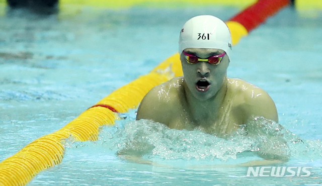 【광주=뉴시스】최진석 기자 = 16일 광주 광산구 남부대학교 2019광주세계수영선수권대회 주경기장인 남부대시립국제수영장에서 중국 쑨 양이 몸을 풀고 있다. 2019.07.16. myjs@newsis.com