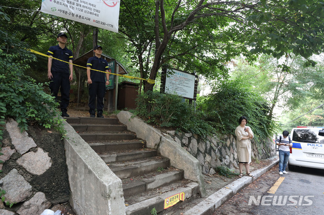 【서울=뉴시스】박미소 기자 = 정두언 전 새누리당 의원이 16일 오후 4시22분께 서울 서대문구 홍은동 실락공원 북한산 자락길에서 숨진 채 발견됐다. 현장 주변에 폴리스라인이 설치돼있다. 2019.07.16. misocamera@newsis.com