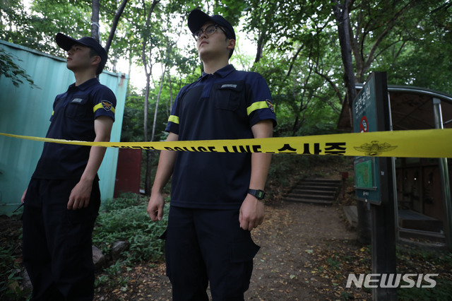 【서울=뉴시스】박미소 기자 = 정두언 전 새누리당 의원이 16일 오후 4시 반께 서울 서대문구 홍은동 자택 부근 공원에서 숨진 채 발견됐다. 정 전의원이 사망한 자택 인근 공원 주변에 폴리스라인이 설치 돼 있다.2019.07.16. misocamera@newsis.com