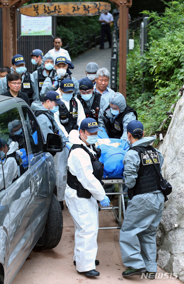 【서울=뉴시스】박미소 기자 = 정두언 전 새누리당 의원이 16일 오후 4시 반께 서울 서대문구 홍은동 자택 부근 공원에서 숨진 채 발견됐다. 경찰 과학수사대원들이 이날 오후 정 전 의원의 시신을 수습해 구급차로 옮기고 있다. 2019.07.16. photo@newsis.com