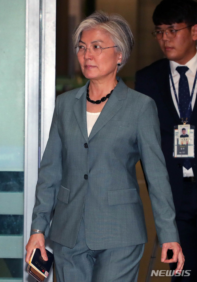 【인천공항=뉴시스】배훈식 = 아프리카 3개국 순방을 마친 강경화 외교부 장관이 16일 오후 인천국제공항을 통해 귀국하고 있다. 2019.07.16.&nbsp; dahora83@newsis.com