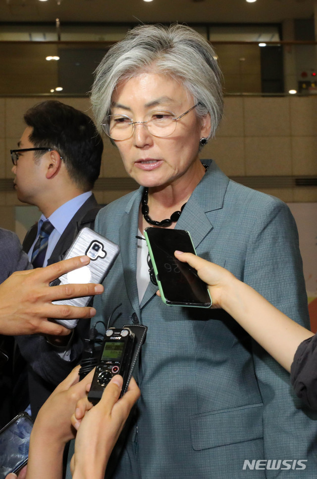 【인천공항=뉴시스】배훈식 = 아프리카 3개국 순방을 마친 강경화 외교부 장관이 16일 오후 인천국제공항을 통해 귀국하며 취재진의 질문에 답하고 있다. 2019.07.16.&nbsp; dahora83@newsis.com