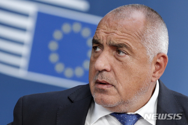 【브뤼셀= AP/뉴시스】보이코 보리소프 불가리아 총리가 지난해 7월2일 벨기에 브뤼셀에서 열린 유럽연합 정상회의에 참석하기 위해 행사장에 들어오고 있다. 2020.03.14