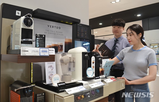 【서울=뉴시스】전자랜드 매장에서 소비자들이 커피머신을 둘러보고 있다.