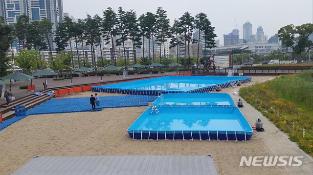  [부산=뉴시스] 허상천 기자 =부산시설공단은 오는 19일부터 부산시민공원 백사장에 대형풀과 워터슬라이더를 갖춘 어린이 전용 물놀이장을 운영한다고 17일 밝혔다. 2019.07.17. (사진 = 부산시설공단 제공) photo@newsis.com