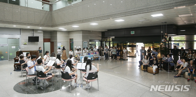 【의왕=뉴시스】 박석희 기자 =최근 의왕시청 로비에서 열린 모락 중학교 학생들의 ‘음악이 흐르는 모락 카페’ 연주회 모습.(사진=의왕시 제공)