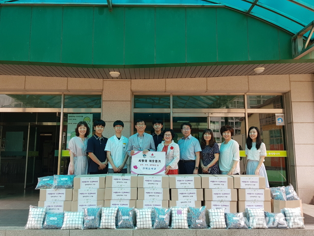 【의왕=뉴시스】 박석희 기자 =갈뫼중학교 학생들이 자신들이 직접 만든 각종 용품을 학교 인근 동사무소에 전달하고 있다.(사진=의왕시 제공)