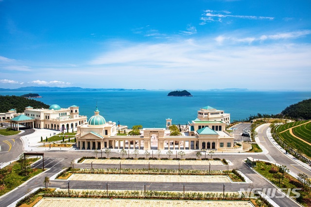 【서울=뉴시스】대명 쏠비치 호텔 리조트 진도의 '프로방스 광장'에서 본 다도해