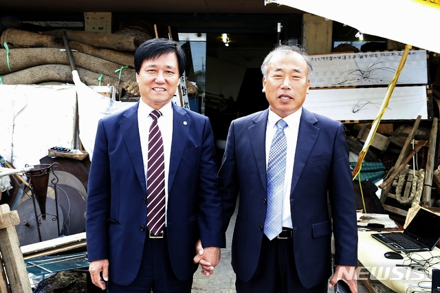 황천모(왼쪽) 상주시장과 면담 후 기념사진을 찍고 있는 배익기씨 (사진=상주시 제공)