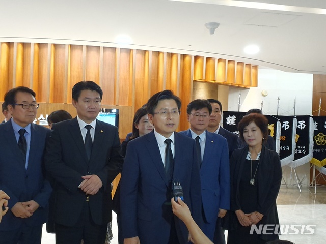 【서울=뉴시스】 자유한국당 황교안 대표가 17일 오후 서울 서대문구 신촌세브란스병원에 차려진 고 정두언 전 의원의 빈소를 찾았다.