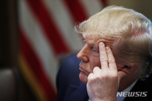 【워싱턴=AP/뉴시스】 도널드 트럼프 미국 대통령이 16일(현지시간) 워싱턴 백악관에서 열린 내각회의에서 장관들의 이야기를 듣고 있다. 그는 이날 북한 문제를 언급하며 "우리는 이미 큰 진전을 이뤘다. 시간은 북한과의 협상에서 본질이 아니다"고 말했다. 2019.7.17. 