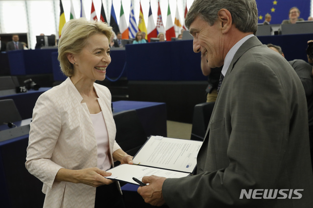 【스트라스브루(프랑스)=AP/뉴시스】우르줄라 폰데어라이엔(왼쪽) 독일 국방 장관이 16일(현지시간) 프랑스 동부 스트라스브루의 유럽의회에서 차기 유럽연합(EU) 집행위원장으로 선출된 후 다비드 마리아 사솔리 유럽의회 의장과 얘기를 나누고 있다. 폰데어라이엔 장관은 여성 최초로 EU 행정부 수반 격인 집행위원장에 선출됐으며 오는 11월 1일 장클로드 융커 현 위원장의 뒤를 이어 집행위원장에 취임한다. 그는 유럽의회에서의 집행위원장 인준 투표를 하루 앞둔 15일 국방장관 사임 의사를 밝힌 바 있다. 2019.07.17. 