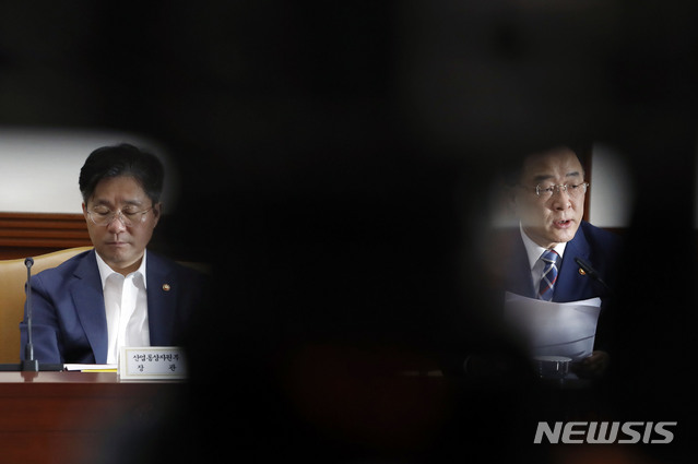 【서울=뉴시스】최동준 기자 = 홍남기 경제부총리겸 기획재정부 장관이 17일 서울 종로구 정부서울청사에서 열린 제20차 경제활력대책회의에서 일본 수출규제동향 및 대응방안 등에 대해 모두발언을 하고 있다. 홍 부총리 왼쪽 성윤모 산업통상자원부 장관. 2019.07.17. photocdj@newsis.com