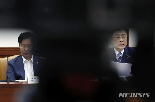 【서울=뉴시스】최동준 기자 = 홍남기 경제부총리겸 기획재정부 장관이 17일 서울 종로구 정부서울청사에서 열린 제20차 경제활력대책회의에서 일본 수출규제동향 및 대응방안 등에 대해 모두발언을 하고 있다. 홍 부총리 왼쪽 성윤모 산업통상자원부 장관. 2019.07.17. photocdj@newsis.com