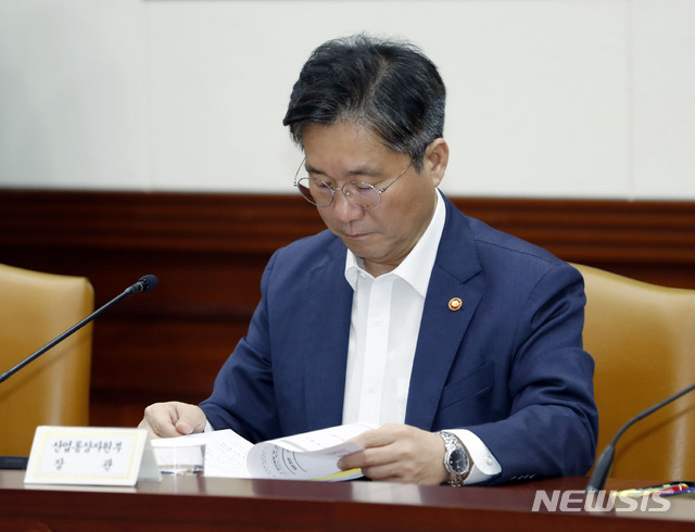 【서울=뉴시스】최동준 기자 = 성윤모 산업통상자원부 장관이 17일 서울 종로구 정부서울청사에서 열린 제20차 경제활력대책회의에 참석해 자료를 살피고 있다. 2019.07.17. photocdj@newsis.com