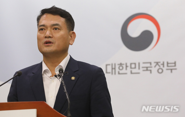 【세종=뉴시스】강종민 기자 = 김경욱 국토교통부 2차관이 17일 오전 정부세종청사에서 혁신성장과 상생발전을 위한 택시제도 개편방안을 발표하고 있다. 이를 위해 정부는 규제혁신형 플랫폼 택시 제도화, 택시산업 경쟁력 강화, 국민의 요구에 부응하는 서비스 혁신 등 3가지 과제를 추진할 계획이다. 2019.07.17.&nbsp; ppkjm@newsis.com