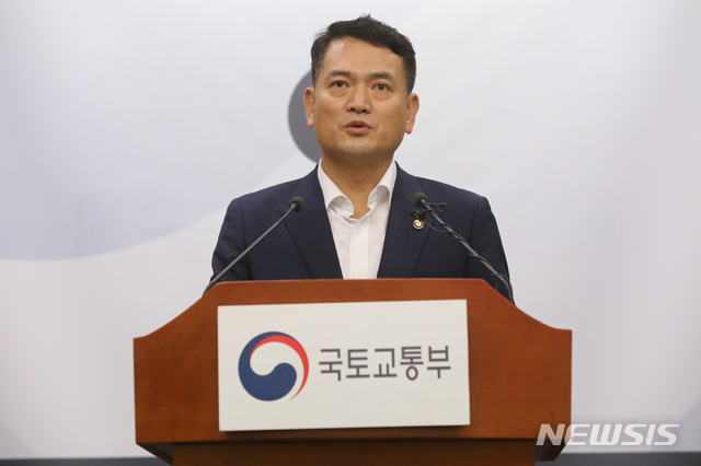 【세종=뉴시스】강종민 기자 = 김경욱 국토교통부 2차관이 17일 오전 정부세종청사에서 혁신성장과 상생발전을 위한 택시제도 개편방안을 발표하고 있다. 이를 위해 정부는 규제혁신형 플랫폼 택시 제도화, 택시산업 경쟁력 강화, 국민의 요구에 부응하는 서비스 혁신 등 3가지 과제를 추진할 계획이다. 2019.07.17. ppkjm@newsis.com