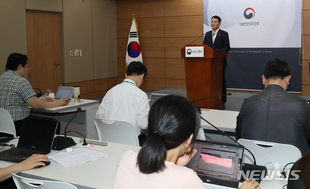 【세종=뉴시스】강종민 기자 = 김경욱 국토교통부 2차관이 17일 오전 정부세종청사에서 혁신성장과 상생발전을 위한 택시제도 개편방안을 발표하고 있다. 이를 위해 정부는 규제혁신형 플랫폼 택시 제도화, 택시산업 경쟁력 강화, 국민의 요구에 부응하는 서비스 혁신 등 3가지 과제를 추진할 계획이다. 2019.07.17. ppkjm@newsis.com