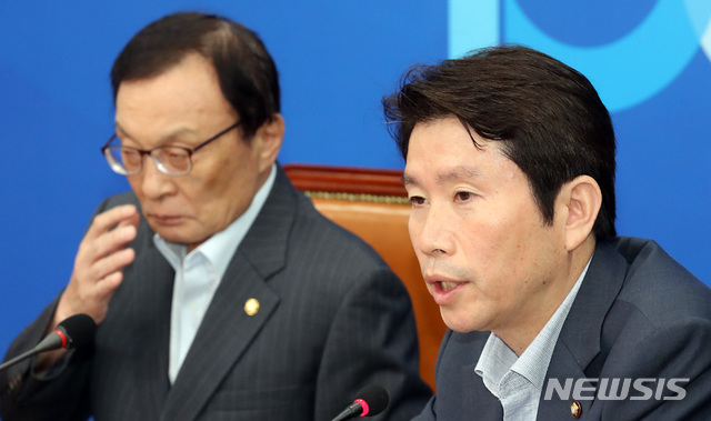 【서울=뉴시스】이종철 기자&nbsp; = 17일 서울 여의도 국회에서 열린 더불어민주당 최고위원회의에서 이인영 원내대표가 모두발언을 하고 있다. 2019.07.17. jc4321@newsis.com